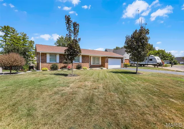 Photo 3 of Sale Pending at 678 Monaco Dr, Edwardsville, IL 62025 | MLS# MIS26056968 | Listing updated on 2026-09-09