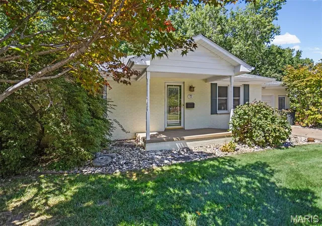 Photo 3 of Sale Pending at 2009 Madison Ave, Edwardsville, IL 62025 | MLS# MIS26056983 | Listing updated on 2026-10-06