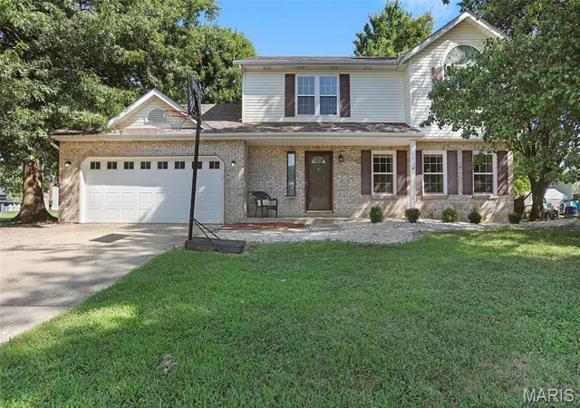 Photo 3 of Sale Pending at 824 Piquard Ct, Maryville, IL 62062 | MLS# MIS26056999 | Listing updated on 2026-09-10