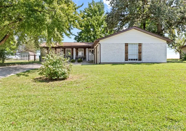 Photo 2 of Sale Pending at 7 Lilac Dr, New Baden, IL 62265 | MLS# MIS26057023 | Listing updated on 2026-09-15