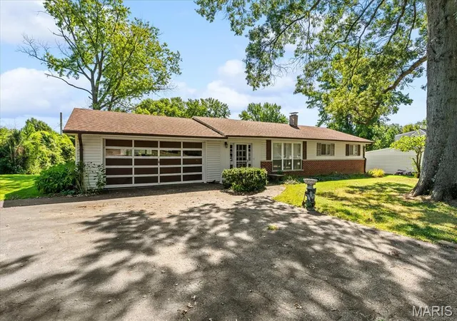 Photo 3 of Single family home for sale at 19 W Meadow Ln, Ellisville, MO 63021 | MLS# MIS26057084 | Listing updated on 2026-09-14