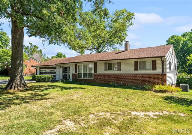Photo 3 of Single family home for sale at 19 W Meadow Ln, Ellisville, MO 63021 | MLS# MIS26057084 | Listing updated on 2026-09-14