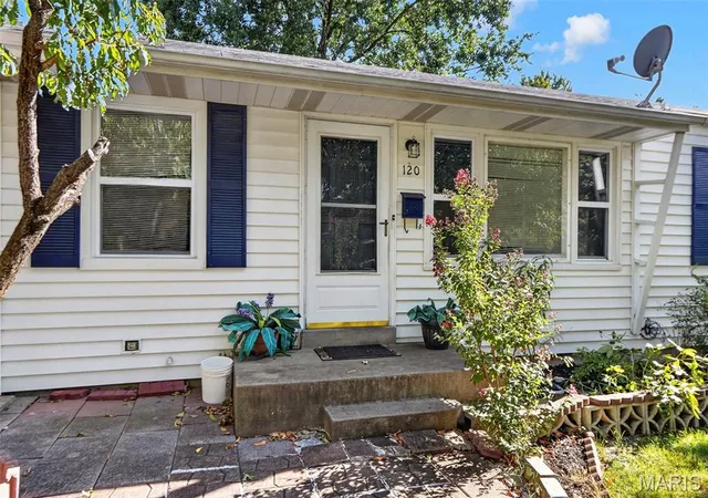 Photo 2 of Single family home for sale at 120 Saint Nicholas Ln, Florissant, MO 63031 | MLS# MIS26057129 | Listing updated on 2026-09-14
