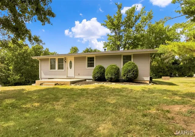 Photo 2 of Sale Pending at 419 N Lindsey Rd, Winfield, MO 63389 | MLS# MIS26057170 | Listing updated on 2026-09-12