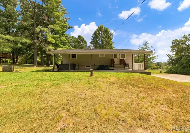 Photo 3 of Sale Pending at 419 N Lindsey Rd, Winfield, MO 63389 | MLS# MIS26057170 | Listing updated on 2026-09-12