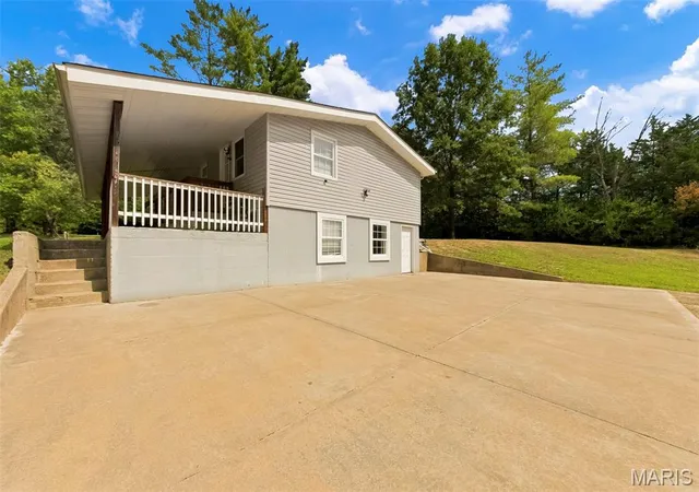 Photo 3 of Sale Pending at 419 N Lindsey Rd, Winfield, MO 63389 | MLS# MIS26057170 | Listing updated on 2026-09-12