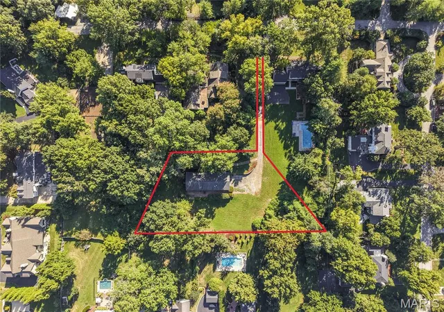 Photo 1 of Sale Pending at 205 Graybridge Rd, Saint Louis, MO 63124 | MLS# MIS26057214 | Listing updated on 2026-09-09
