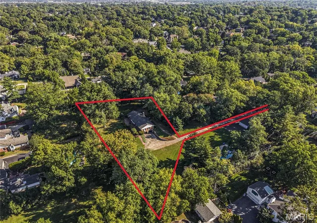 Photo 2 of Sale Pending at 205 Graybridge Rd, Saint Louis, MO 63124 | MLS# MIS26057214 | Listing updated on 2026-09-09