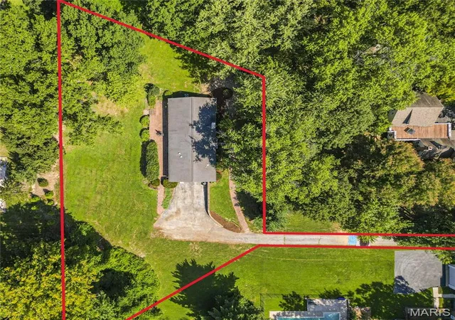 Photo 3 of Sale Pending at 205 Graybridge Rd, Saint Louis, MO 63124 | MLS# MIS26057214 | Listing updated on 2026-09-09