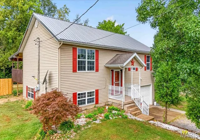Photo 2 of Single family home for sale at 823 Old Theater Dr, Vandalia, IL 62471 | MLS# MIS26057238 | Listing updated on 2026-10-01