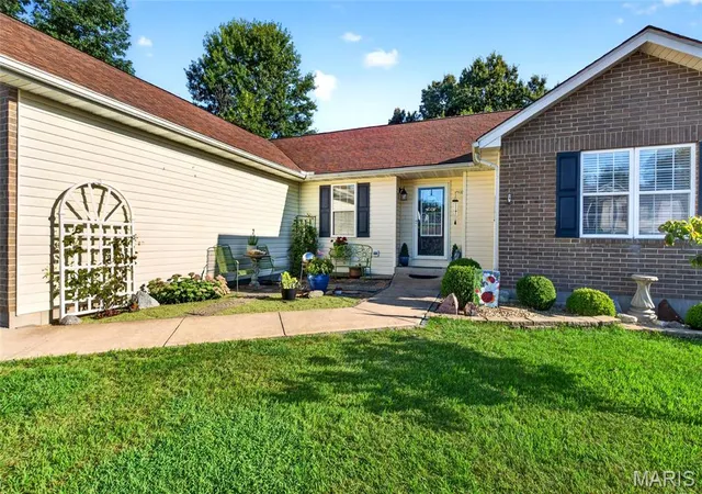Photo 2 of Single family home for sale at 813 Oxford Dr, Rolla, MO 65401 | MLS# MIS26057269 | Listing updated on 2026-09-25