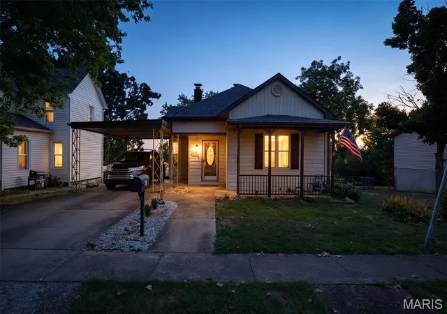 Photo 2 of Sale Pending at 723 Rock Rd, De Soto, MO 63020 | MLS# MIS26057344 | Listing updated on 2026-09-14