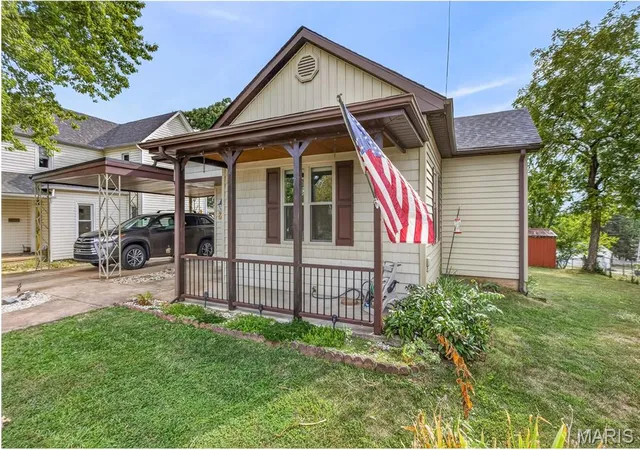Photo 3 of Sale Pending at 723 Rock Rd, De Soto, MO 63020 | MLS# MIS26057344 | Listing updated on 2026-09-14