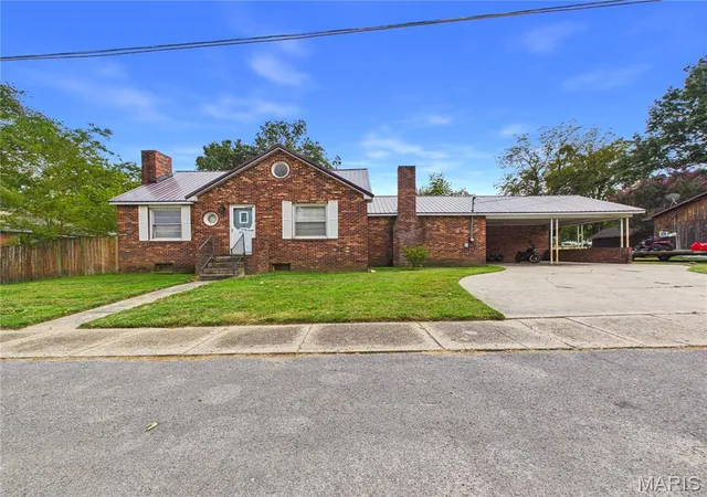Photo 1 of Single family home for sale at 211 W Fannetta St, Dexter, MO 63841 | MLS# MIS26057345 | Listing updated on 2026-09-29
