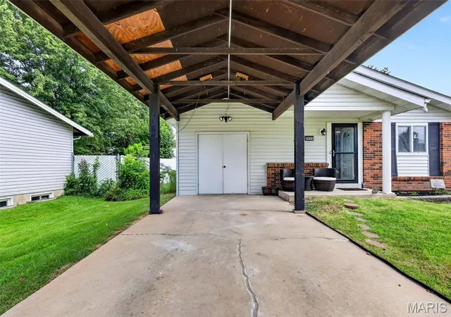 Photo 3 of Sale Pending at 2615 Lindsay Ln, Florissant, MO 63031 | MLS# MIS26057366 | Listing updated on 2026-09-14