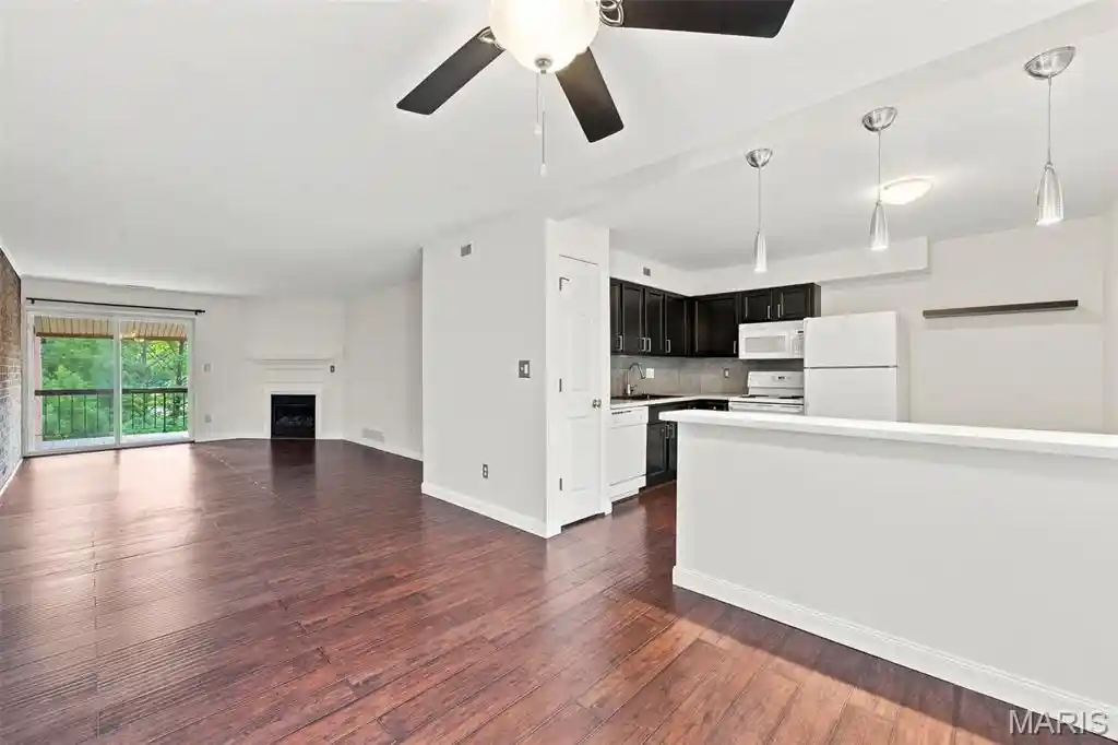 Listing Photo 2 - Condo for sale in 1920 Hunting Lake Ct located at 1920 Hunting Lake Ct, Kirkwood, MO 63122 - Unit #302