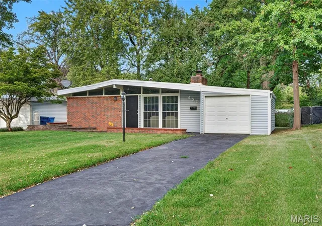 Photo 2 of Sale Pending at 430 Holiday Hl Dr, Florissant, MO 63033 | MLS# MIS26057402 | Listing updated on 2026-10-01