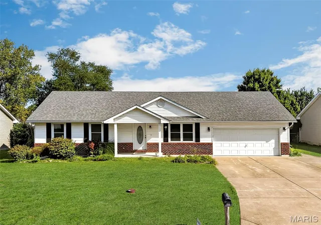 Photo 2 of Single family home for sale at 1009 Southway Dr, Bowling Green, MO 63334 | MLS# MIS26057434 | Listing updated on 2026-09-14