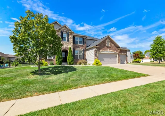 Photo 2 of Single family home for sale at 221 Oakhurst Cir, O Fallon, MO 63368 | MLS# MIS26057480 | Listing updated on 2026-09-11