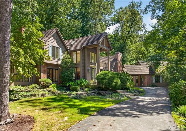 Photo 3 of Sale Pending at 16463 Dapple Gray Ct, Chesterfield, MO 63005 | MLS# MIS26057636 | Listing updated on 2026-09-11