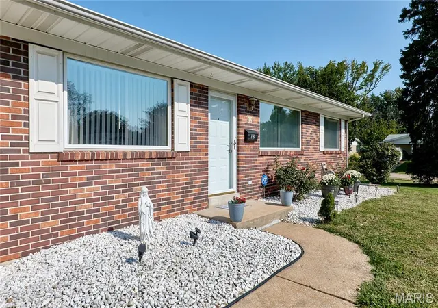 Photo 2 of Sale Pending at 12 Longhenrich Dr, Florissant, MO 63031 | MLS# MIS26057679 | Listing updated on 2026-09-13