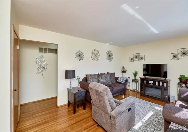Photo 3 of Sale Pending at 12 Longhenrich Dr, Florissant, MO 63031 | MLS# MIS26057679 | Listing updated on 2026-09-13