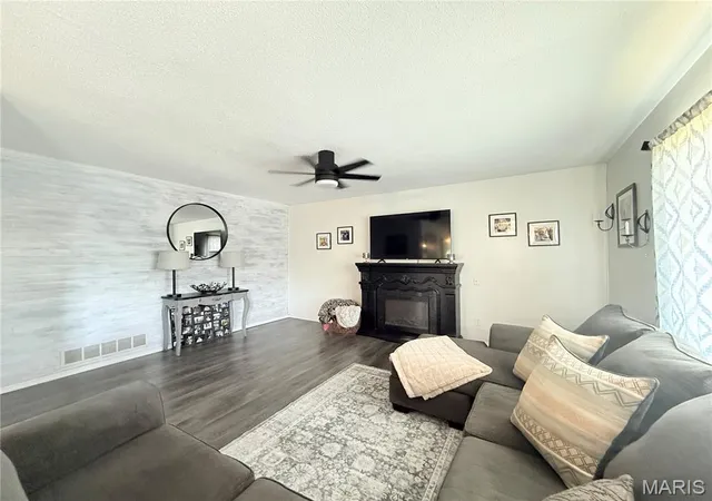 Photo 3 of Single family home for sale at 10280 Old Hwy 79, Hannibal, MO 63401 | MLS# MIS26057715 | Listing updated on 2026-09-11
