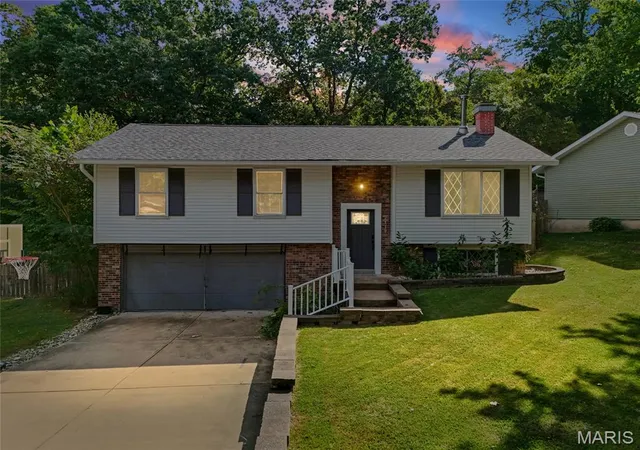 Photo 2 of Sale Pending at 2117 Ayrshire Ct, Imperial, MO 63052 | MLS# MIS26057728 | Listing updated on 2026-09-13