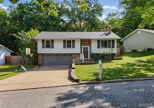 Photo 3 of Sale Pending at 2117 Ayrshire Ct, Imperial, MO 63052 | MLS# MIS26057728 | Listing updated on 2026-09-13