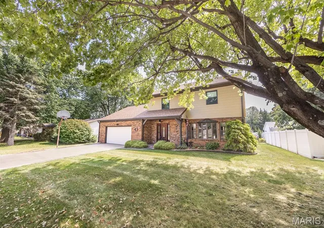 Photo 2 of Single family home for sale at 328 Veach Dr, Fairview Heights, IL 62208 | MLS# MIS26057768 | Listing updated on 2026-09-15