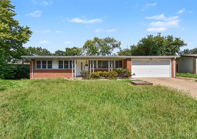 Photo 1 of Single family home for sale at 4 Colt Cir, Florissant, MO 63033 | MLS# MIS26057817 | Listing updated on 2026-09-11