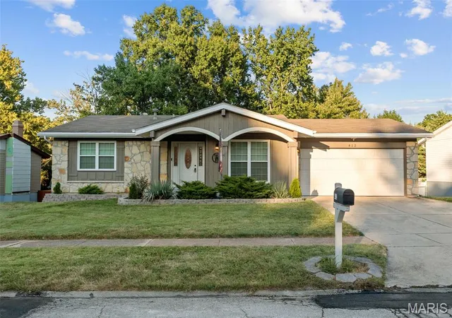 Photo 2 of Sale Pending at 412 Woodrun Dr, Ballwin, MO 63021 | MLS# MIS26057824 | Listing updated on 2026-09-11