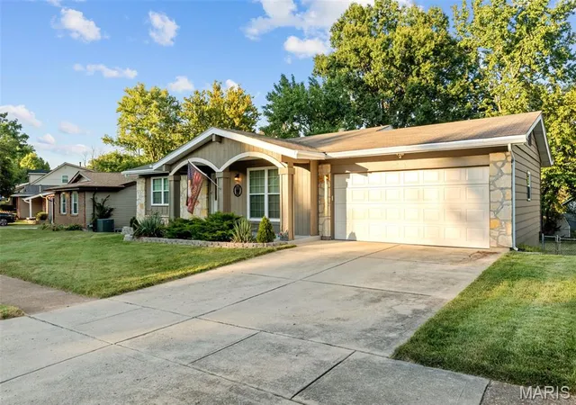 Photo 3 of Sale Pending at 412 Woodrun Dr, Ballwin, MO 63021 | MLS# MIS26057824 | Listing updated on 2026-09-11
