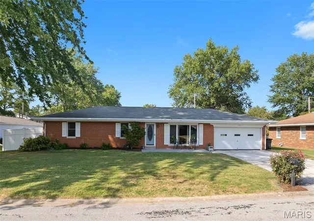 Photo 1 of Single family home for sale at 128 Aaron Dr, Belleville, IL 62220 | MLS# MIS26057854 | Listing updated on 2026-09-14