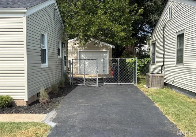 Photo 2 of Sale Pending at 9125 Kathlyn Dr, Saint Louis, MO 63134 | MLS# MIS26057861 | Listing updated on 2026-09-14