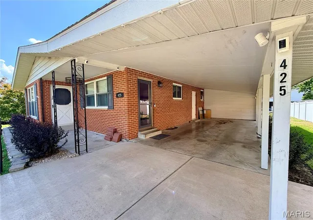 Photo 2 of Single family home for sale at 425 Cherry Dr, Sainte Genevieve, MO 63670 | MLS# MIS26057886 | Listing updated on 2026-09-21