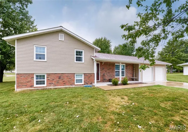 Photo 2 of Single family home for sale at 105 Sharon Dr, Montgomery City, MO 63361 | MLS# MIS26057940 | Listing updated on 2026-09-30