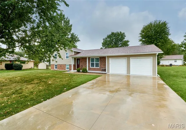 Photo 3 of Single family home for sale at 105 Sharon Dr, Montgomery City, MO 63361 | MLS# MIS26057940 | Listing updated on 2026-09-30