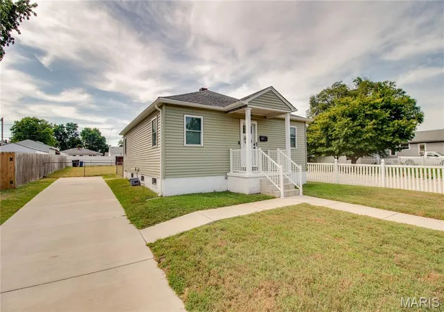 Photo 3 of Single family home for sale at 317 Rohm Pl, Roxana, IL 62084 | MLS# MIS26057948 | Listing updated on 2026-09-14