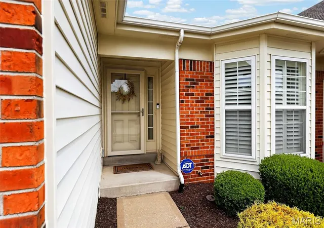 Photo 2 of Sale Pending at 14737 Ladue Blfs Xing Dr, Chesterfield, MO 63017 | MLS# MIS26057993 | Listing updated on 2026-09-14