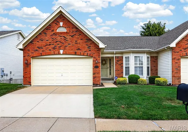 Photo 3 of Sale Pending at 14737 Ladue Blfs Xing Dr, Chesterfield, MO 63017 | MLS# MIS26057993 | Listing updated on 2026-09-14