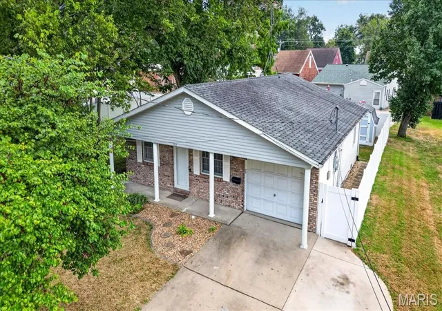 Photo 2 of Sale Pending at 912 W Church St, Mascoutah, IL 62258 | MLS# MIS26058005 | Listing updated on 2026-09-15