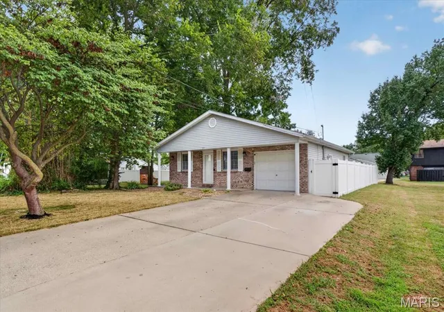 Photo 3 of Sale Pending at 912 W Church St, Mascoutah, IL 62258 | MLS# MIS26058005 | Listing updated on 2026-09-15