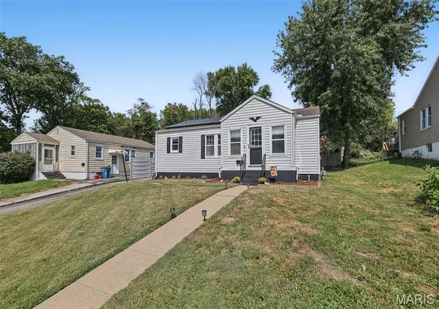 Photo 2 of Single family home for sale at 1218 Douglas St, Alton, IL 62002 | MLS# MIS26058008 | Listing updated on 2026-10-05