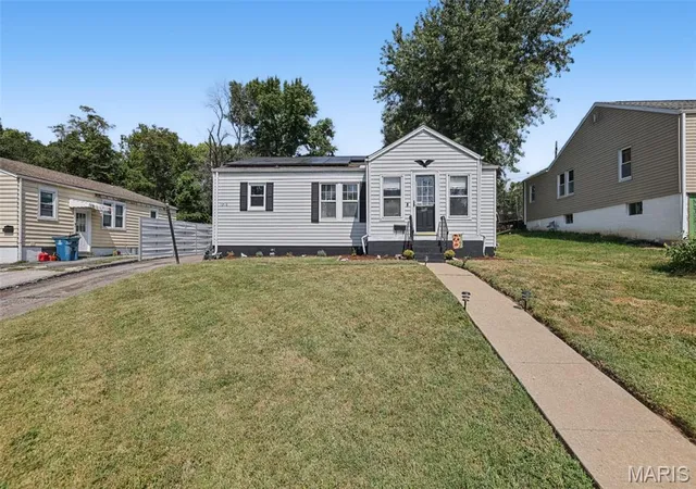 Photo 3 of Single family home for sale at 1218 Douglas St, Alton, IL 62002 | MLS# MIS26058008 | Listing updated on 2026-10-05