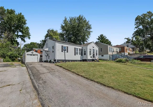 Photo 3 of Single family home for sale at 1218 Douglas St, Alton, IL 62002 | MLS# MIS26058008 | Listing updated on 2026-10-19