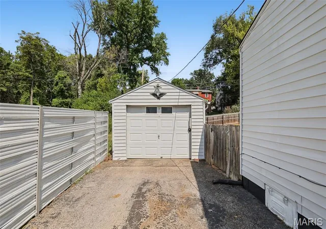 Photo 4 of Single family home for sale at 1218 Douglas St, Alton, IL 62002 | MLS# MIS26058008 | Listing updated on 2026-10-19