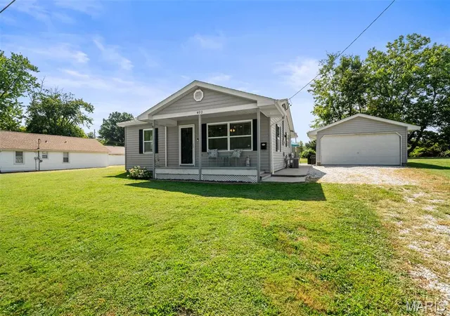 Single family home for sale at 402 Fremont St, Jerseyville, IL 62052 | MLS# MIS26058038