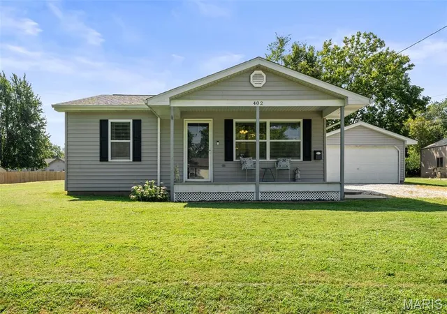 Photo 3 of Single family home for sale at 402 Fremont St, Jerseyville, IL 62052 | MLS# MIS26058038 | Listing updated on 2026-09-16