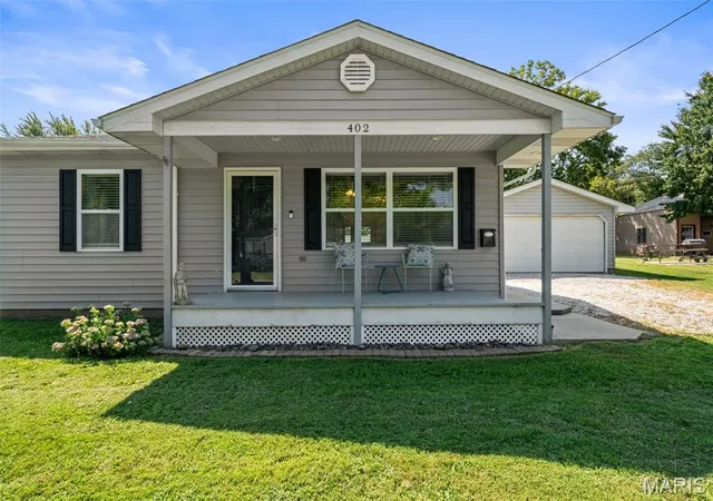 Photo 3 of Single family home for sale at 402 Fremont St, Jerseyville, IL 62052 | MLS# MIS26058038 | Listing updated on 2026-09-16